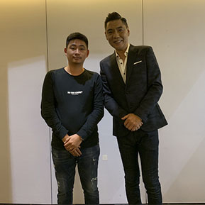 屠洪剛與經(jīng)紀人李志合影 屠洪剛與經(jīng)紀人李志合影